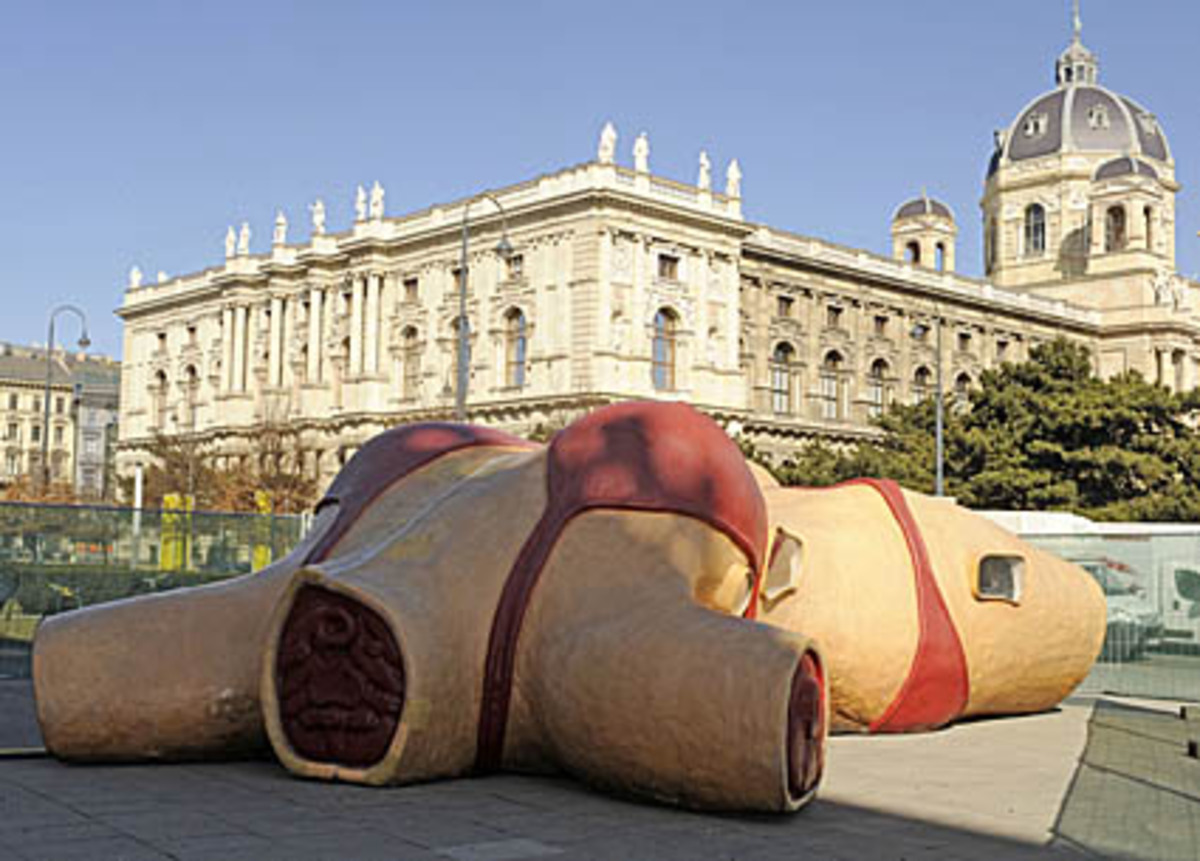 ... mehr als zwei Monate lang den gesamten österreichischen Kunst- und Kulturbetrieb finanzieren. Im Bild: "BikiniBar" vom Atelier Van Lieshout vor dem Wiener Museumsquartier