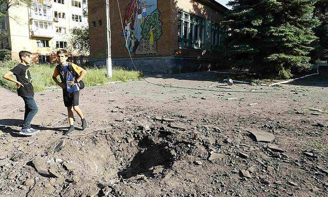 Krater nach einem Geschoß-Einschlag in Kramatorsk