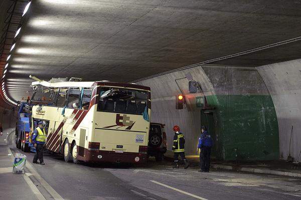 Der belgische Reisebus war in einem Autobahntunnel der A9 bei Siders aus noch ungeklärten Gründen gegen die Tunnelwand gefahren und frontal in eine Nothaltestelle geprallt.