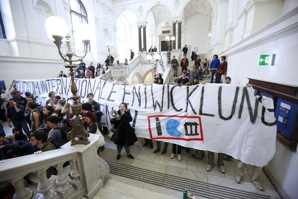 Die Besetzung erinnert an die Studentenproteste "Uni brennt" von 2009. Anders als bei der monatelang dauernden Besetzung des Audimax Wien machte heute das Rektorat aber schnell von seinem Hausrecht Gebrauch - und rief die Polizei.