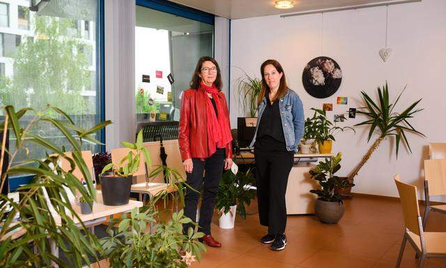 Eleonore Miller-Reiter und Edith Gelbmann von den Psychosozialen Diensten in ihrem Büro im Sozialpsychiatrischen Ambulatorium Wien Donaustadt. 