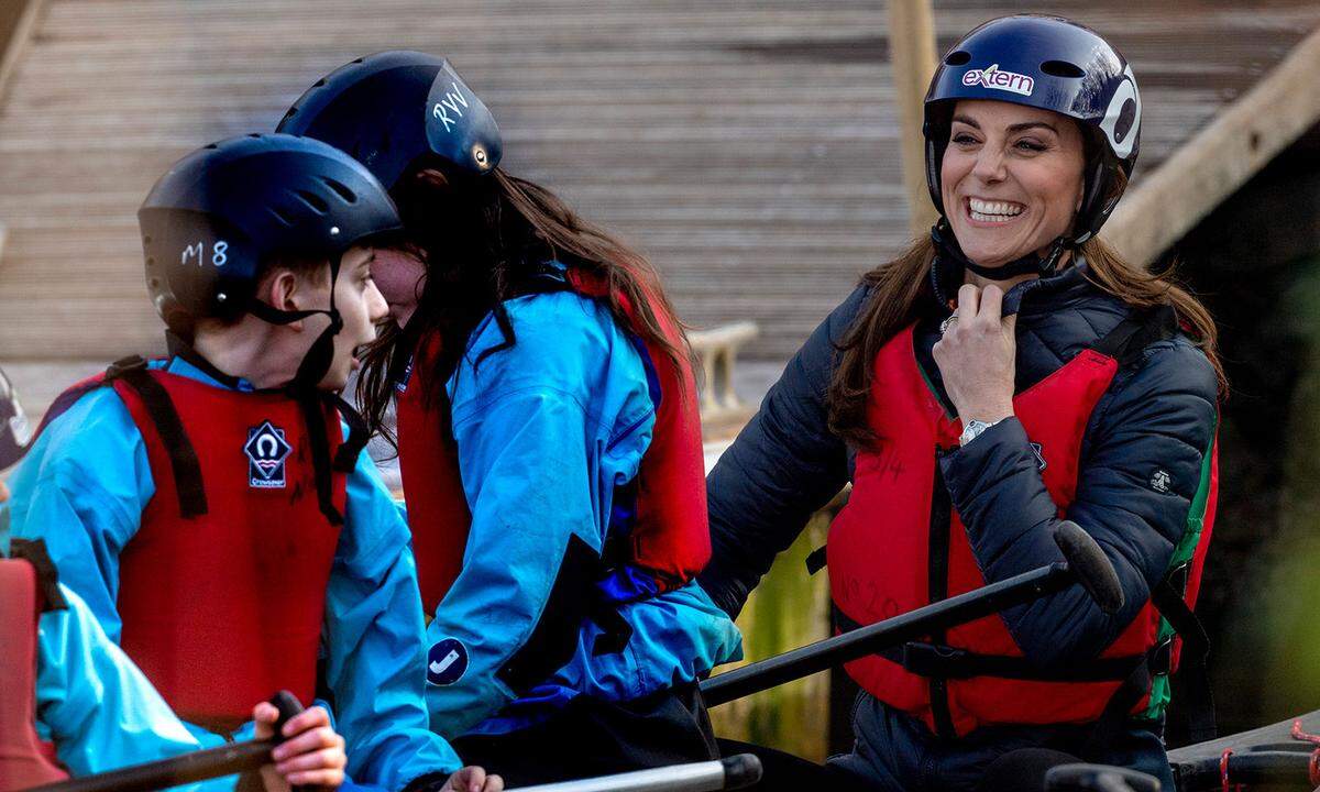 Schick mit Helm und Rettungsweste wagt sich Kate ins Kanu und ins Rennen gegen Ehemann William. Auch wenn Team William am Ende eine Ruderlänge Vorsprung hatte, die Herzogin nimmt’s mit Humor.