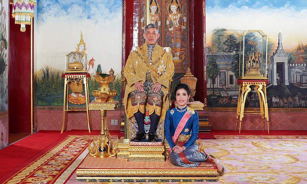 Dieses Jahr im Mai wurde der thailändische König Maha Vajiralongkorn gekrönt. Mehr als 150.000 Menschen verfolgten die traditionelle Prozession. Im Sommer gab es dann wieder ein Fest am Hof, der 67-jährige Monarch gab im Rahmen einer seltsamen Zeremonie seiner Geliebten (hier im Bild) einen offiziellen Titel. Ehefrau Nummer vier, die frühere Flugbegleiterin Suthida, musste zusehen.  