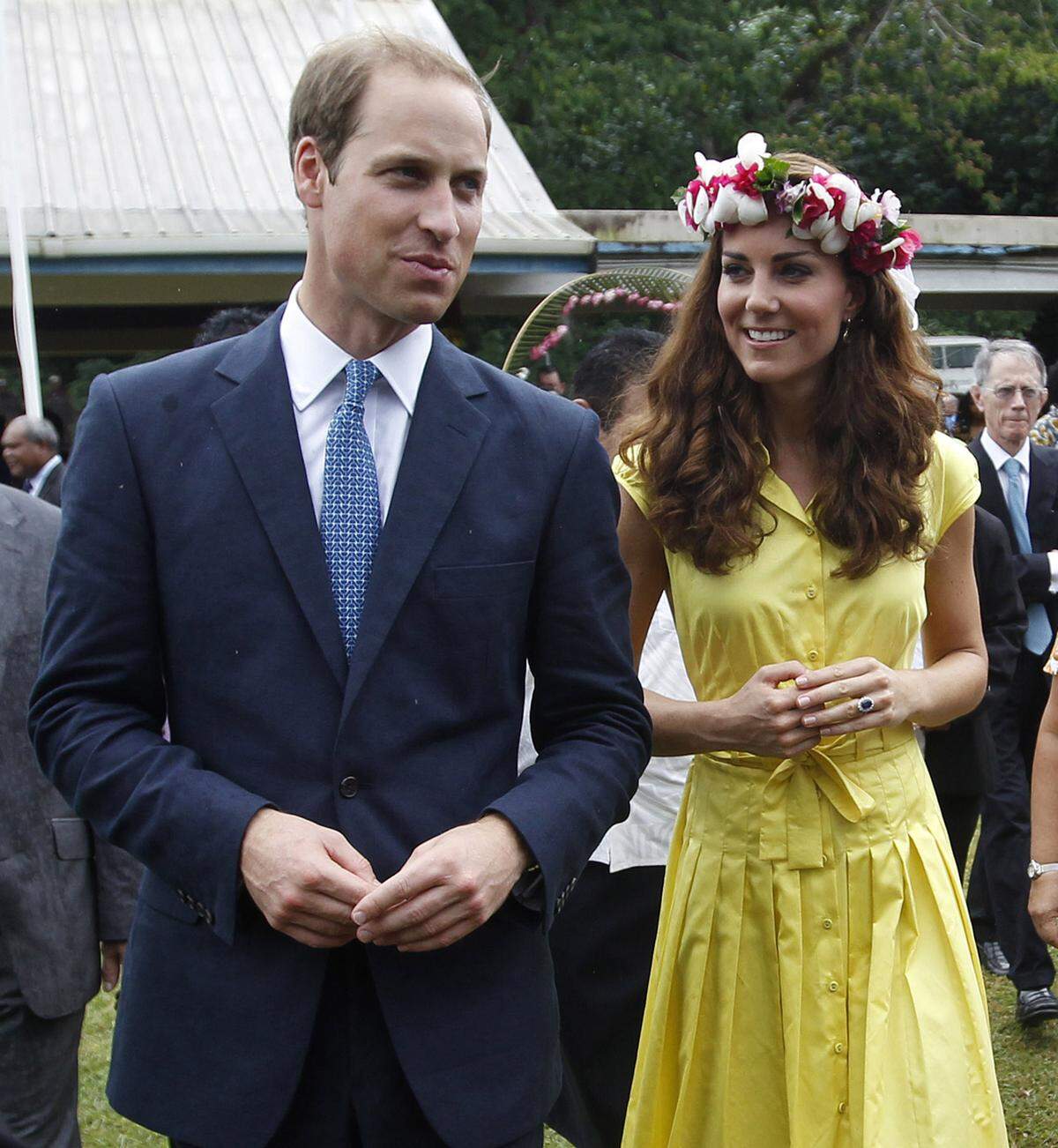 Kate trug ein Kleid der britischen Textilkette Jaeger, das sie mit einem Blumenkranz, der ihr vor Ort geschenkt wurde, kombinierte.