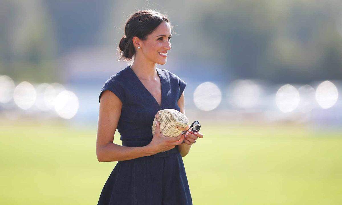 Was zieht man zu einem Charity-Polo-Turnier an? Carolina Herrera geht immer. Jedenfalls, wenn man Schritt für Schritt zur Stil-Ikone wächst. In Berkshire trat Herzogin Meghan treffsicher in einem blauen Midi-Kleid mit Taillengürtel auf.