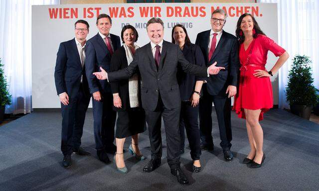Der Bürgermeister Wiens, Michael Ludwig, mit seinem Stadtratsteam. Dort übernimmt Peter Hacker (2. v. r.) die Rolle als rote Speerspitze gegen den Bund.