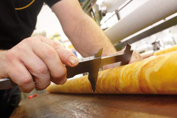 Durch die traditionelle Handarbeit können Stumpenkerzen bis zu 140 cm Länge hergestellt werden.