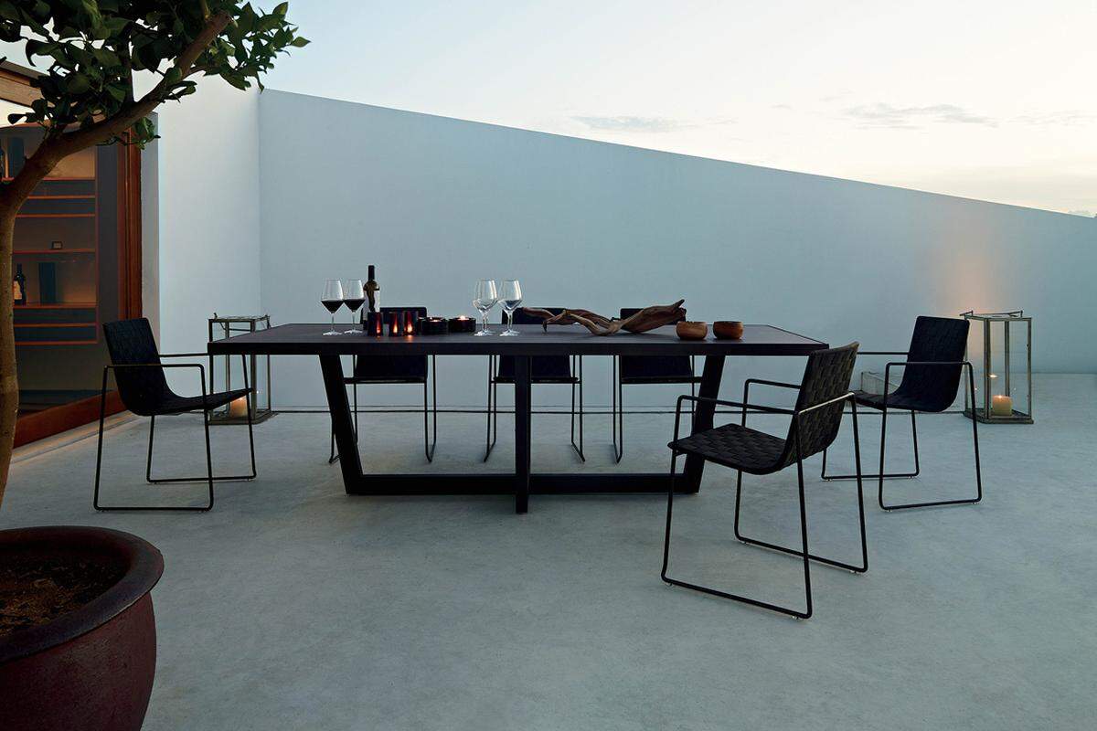 Tisch Terra gibt es in zwei Versionen mit kreuzförmiger Stahlstruktur. Von Andreu World, Design Lievore Altherr Molina. www.andreuworld.com 