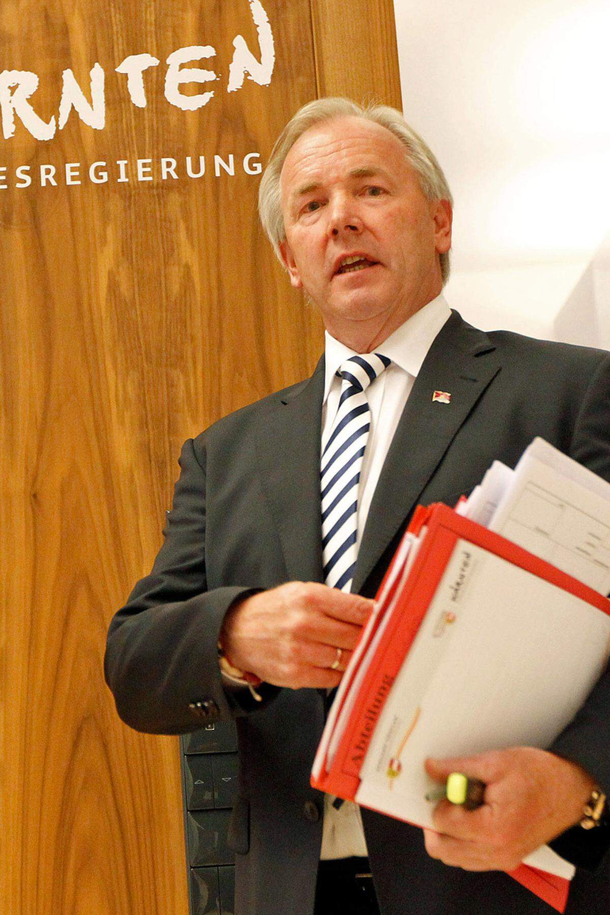 Der politische Umbruch in Kärnten im Frühjahr 2013 ist am "Herold" spurlos vorübergegangen. In den nagelneuen Telefonbüchern 2014/2015 werden der ehemalige Landeshauptmann Gerhard Dörfler und seine Mannschaft unter "Kärntner Landesregierung" angeführt. Die neuen Regierungsmitglieder bzw. die neuen Funktionen, etwa von SP-Landeshauptmann Peter Kaiser und seiner Stellvertreterin Beate Prettner haben es nicht ins neue Telefonbuch geschafft. Der Verlag spricht von einem technischen Fehler. Wie genau dieser passieren konnte, teilte er bislang nicht mit.