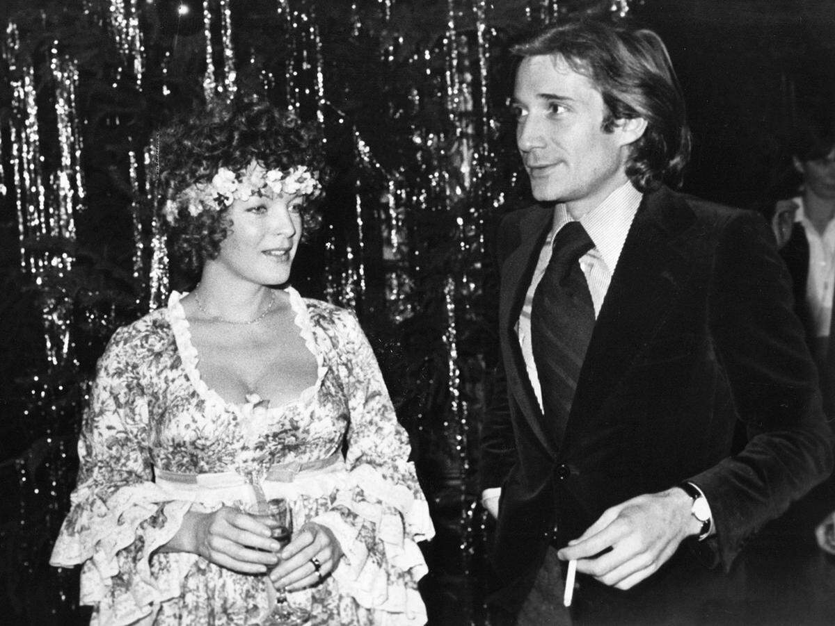 1966 heiratet Romy Schneider den Schauspieler und Regisseur Harry Meyen. Im gleichen Jahr bringt sie den gemeinsamen Sohn David zur Welt. Sie wohnte in Berlin und tauschte die französischen Designer gegen schlichte Rollkrangenpullover, Hosen und flache Schuhe. Sieben Jahre später geht auch diese Ehe in die Brüche.