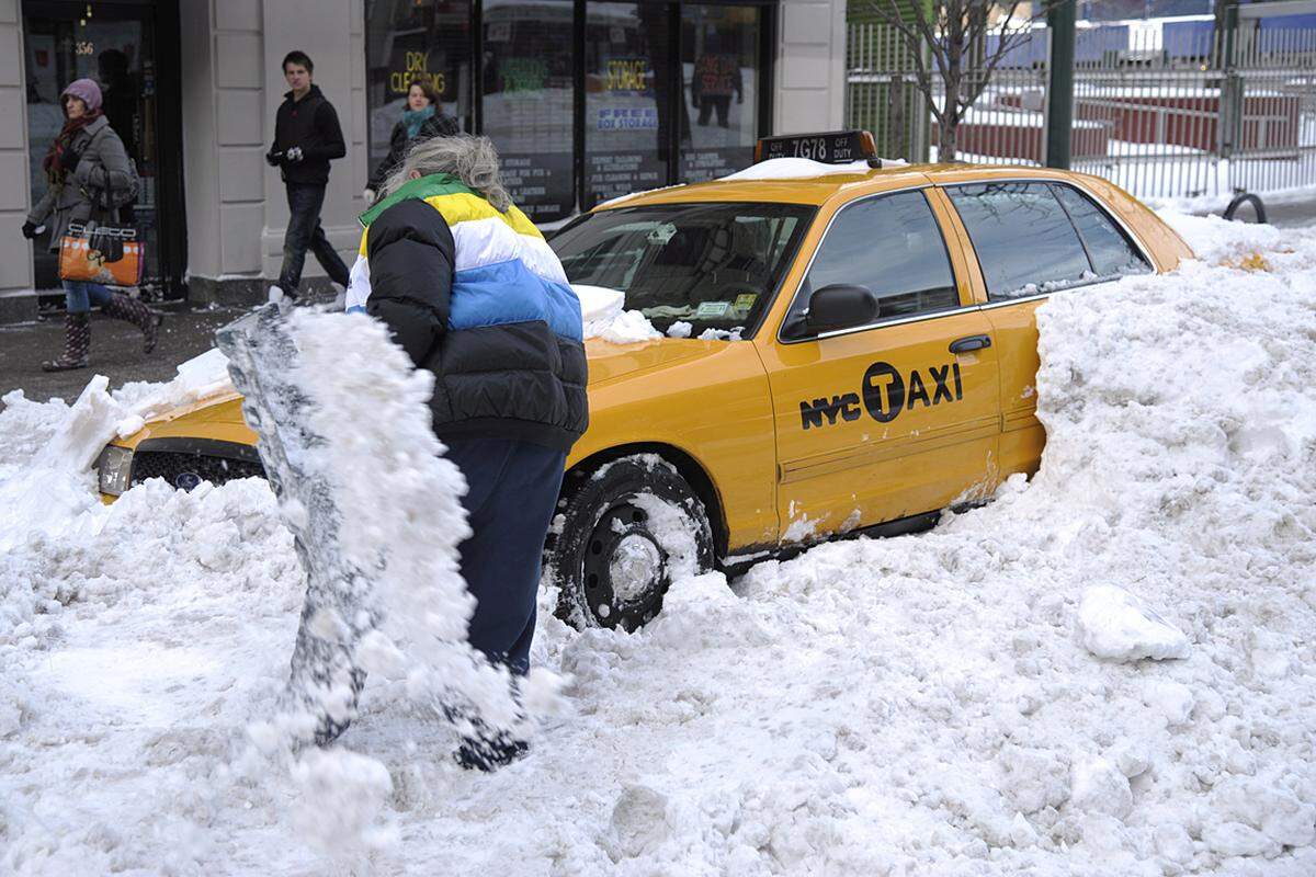 Taxifahrer ließen ihre Fahrzeuge einfach auf den tief verschneiten Straßen stehen.