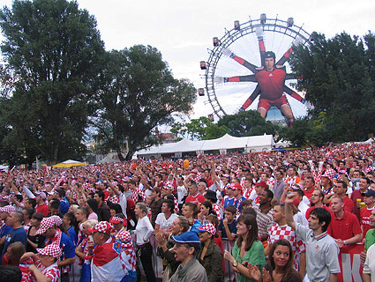 Auch auf der Kaiserwiese im Prater haben sich zahlreiche kroatische Fans zum Public Viewing eingefunden.