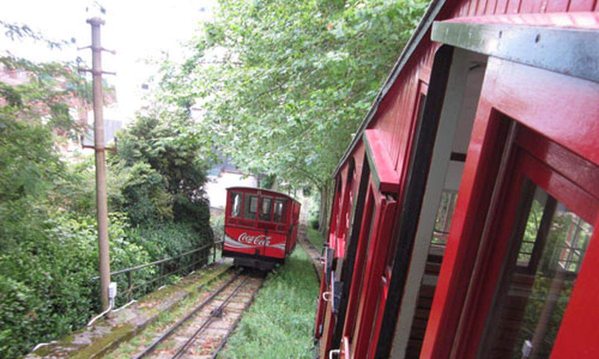 … der von der berühmten 99-jährigen Zahnradbahn (funicular) befahren wird, die wiederum von Coca Cola gesponsert wird und noch nie einen Unfall hatte.
