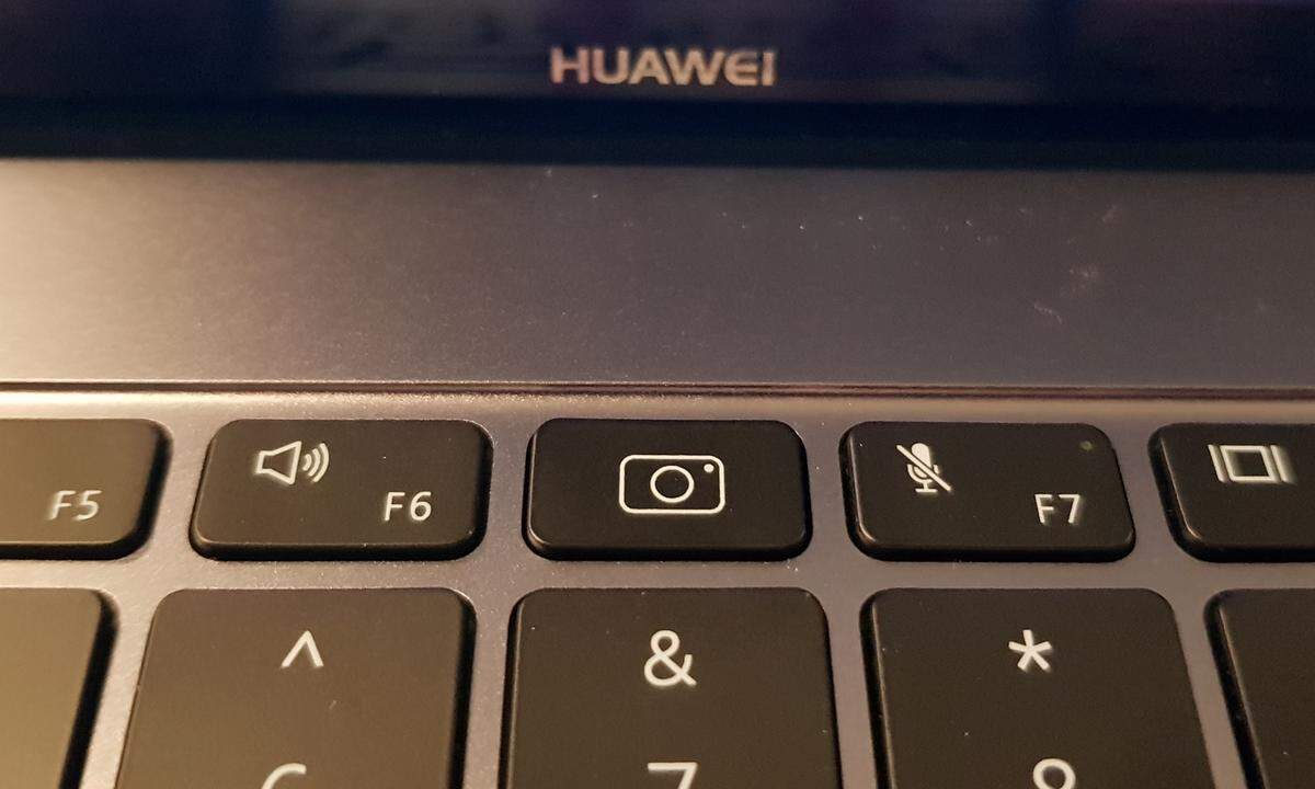 Das Highlight der Tastatur ist die in der oberen Tastatur-Reihe versteckte Kamera. Nachdem immer mehr Menschen ihre Kamera abkleben, mit Sicherheit für den einen oder anderen ein Kaufargument.