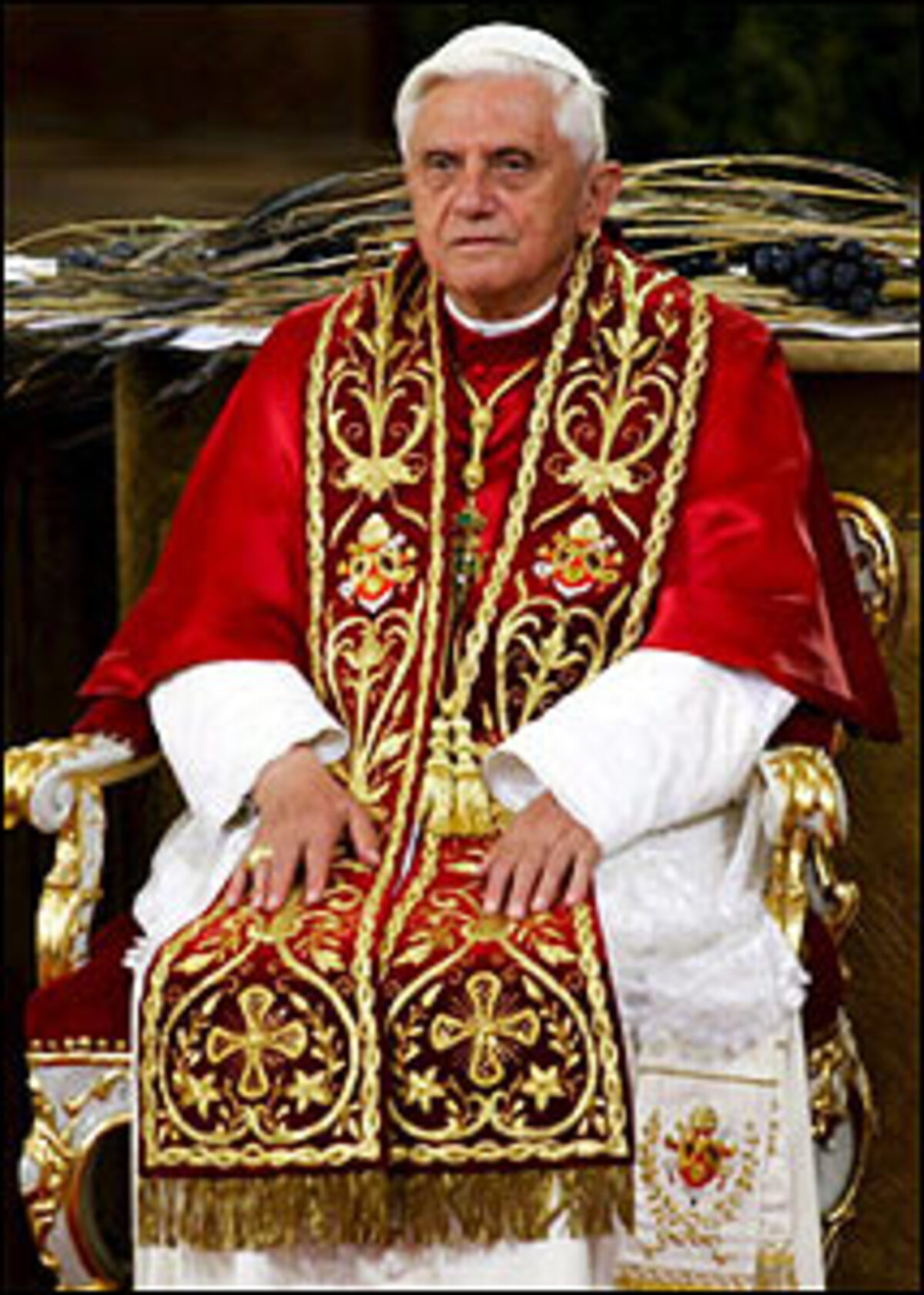 SEPTEMBER12. September: (BILD) Bei einer Vorlesung in Regensburg zitiert Papst Benedikt XVI. Aussagen eines byzantinischen Kaisers zum Islam, wonach der Prophet Mohammed nur "Schlechtes und Inhumanes" gebracht habe. Ein darauf folgender Sturm der Entrüstung in der islamischen Welt legt sich erst nach Worten des Bedauerns durch das Kirchenoberhaupt. 19. September: In der thailändischen Hauptstadt Bangkok übernimmt die Armee die Macht. Panzer rücken ins Stadtzentrum ein und umstellen das Regierungsviertel. Der sich im Ausland befindene umstrittene Premier Thaksin Shinawatra wird entmachtet.