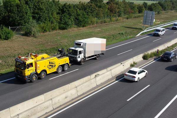 Erst am späteren Nachmittag wurde der Lastwagen abgeschleppt. Die Leichen waren zu diesem Zeitpunkt immer noch im Laderaum. Man hatte sie nicht am Pannenstreifen ausladen können. Über das Ziel wurden zunächst keine Angaben gemacht, offenbar sollte der Lkw in einer Halle in der Nähe untersucht werden.  