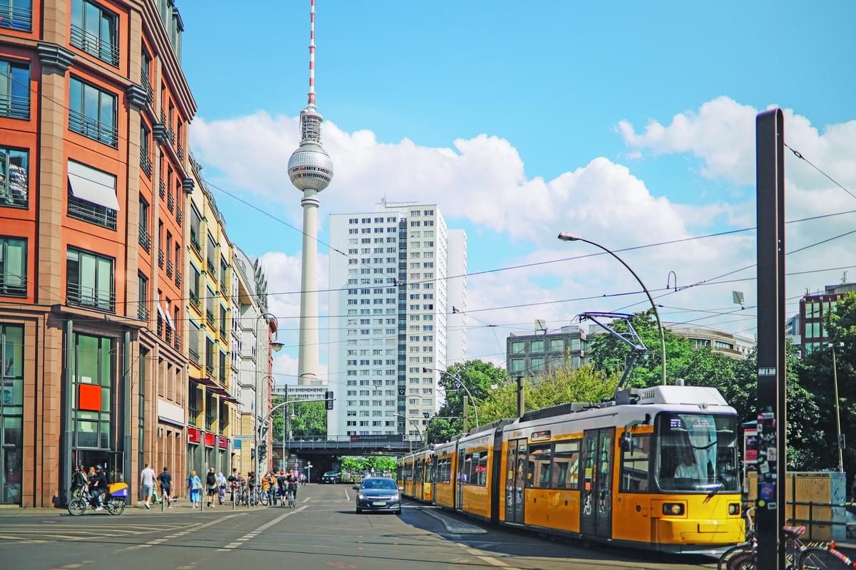 Grün. Vor allem durch Großzügigkeit und viel Grünraum samt geringer Umweltbelastung punktet Berlin.