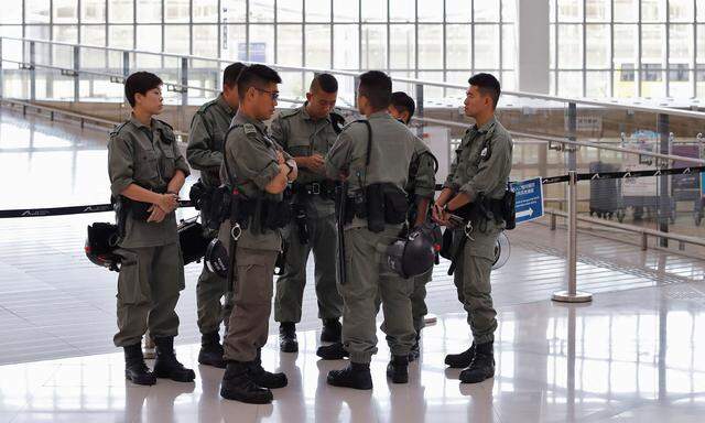 Polizeibeamte am International Airports in Hong Kong warten auf den "Stresstest"