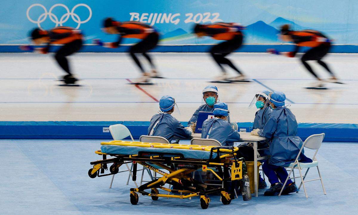 28. Jänner. Corona war auch bei den Olympischen Spielen in Peking ein bestimmendes Thema. Hier zu sehen: Medizinisches Personal in Schutzausrüstung bei einem Eisschnelllauftraining in Peking.