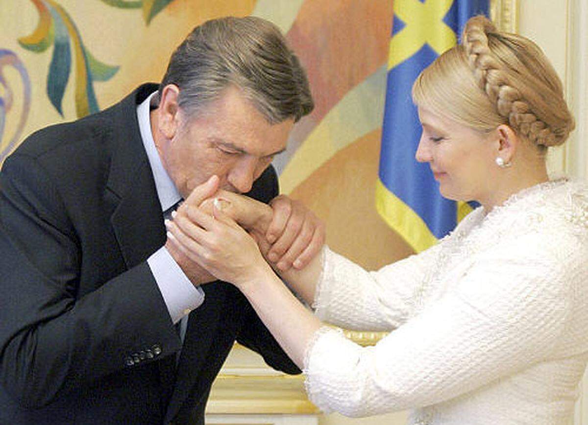 Im Jahr 1999 wurde sie unter Ministerpräsident Viktor Juschtschenko dessen Stellvertreterin. Als solche war sie für den Energiebereich verantwortlich. Ihr Ziel war es, Oligarchen Steuerschlupflöcher zu verbauen - eine Ambition, die zu ihrer Entlassung führte.In dieser Zeit gründete sie die Partei Batkiwschtschina, deren Vorsitzende sie bis heute ist.