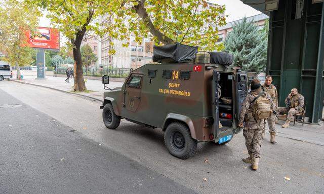 Türkische Spezialpolizei rückt nach dem Attentat in Ankara an.