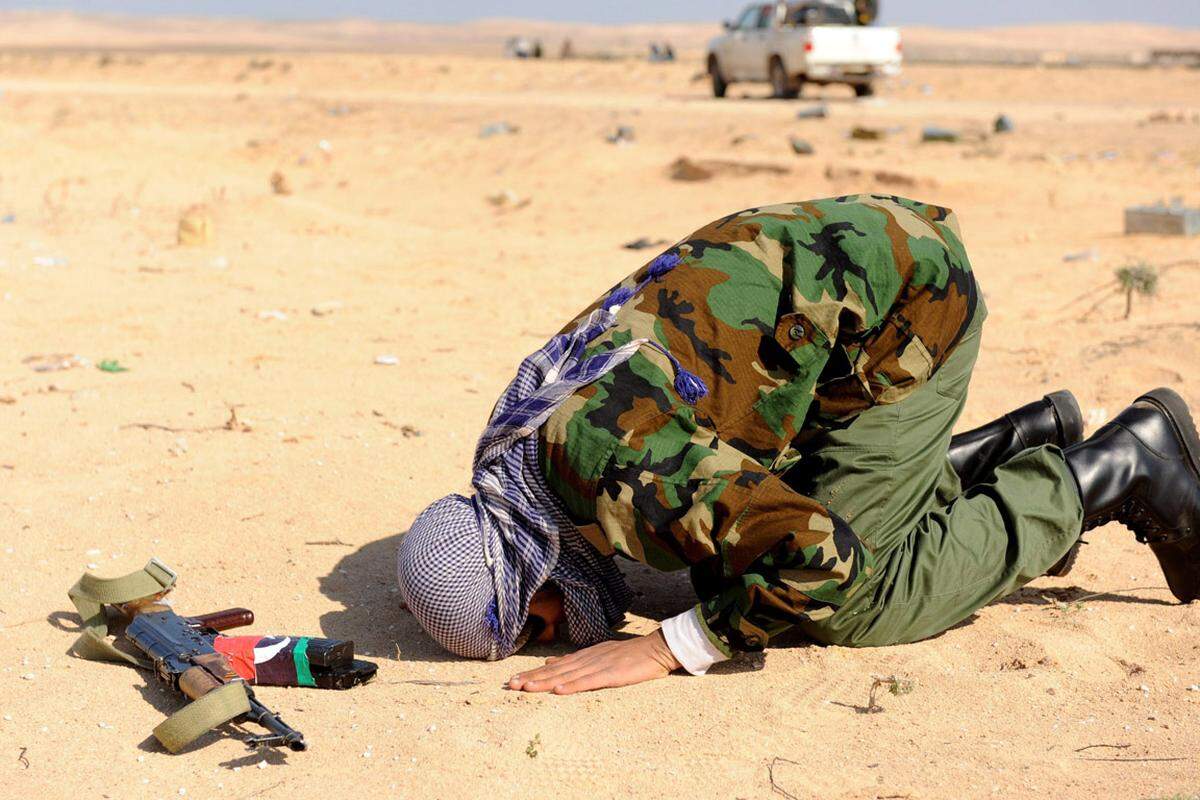 Der Glauben sorgt mehrmals für eine Unterbechung des Kampfeinsatzes. Dieser Soldat sinkt auf die Knie, um zu beten.