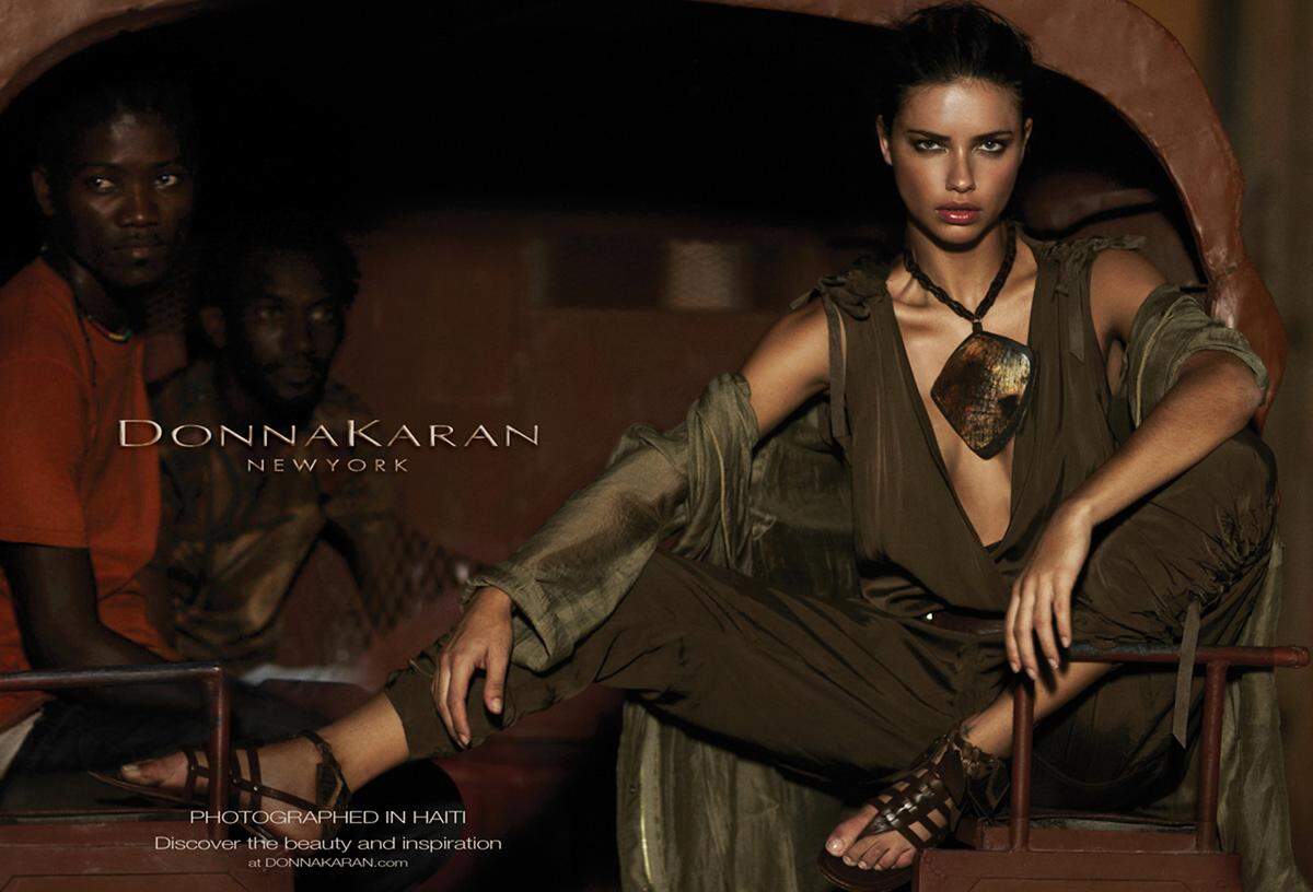 Auch die Bilder zur Frühjahrskampagne von Donna Karan schlugen Wellen. Auf diesem ist Topmodel Adriana Lima deutlich im Vordergrund zu sehen, während zwei Haitianer im Hintergrund leicht verschreckt in die Kamera sehen. Donna Karan wurde Rassismus unterstellt.