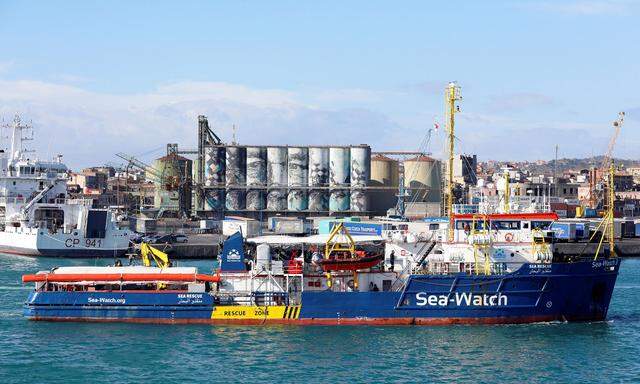 Fast zwei Wochen lang suchte die Sea-Watch 3 einen Hafen, um in Europa anlegen zu dürfen.