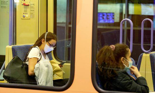 Nicht jeder muss in öffentlichen Verkehrsmitteln eine Maske tragen.