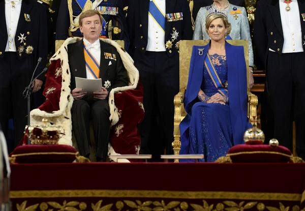 Königin Maxima erschien in einer royalblauen Spitzenrobe an der Seite ihres Ehemannes.