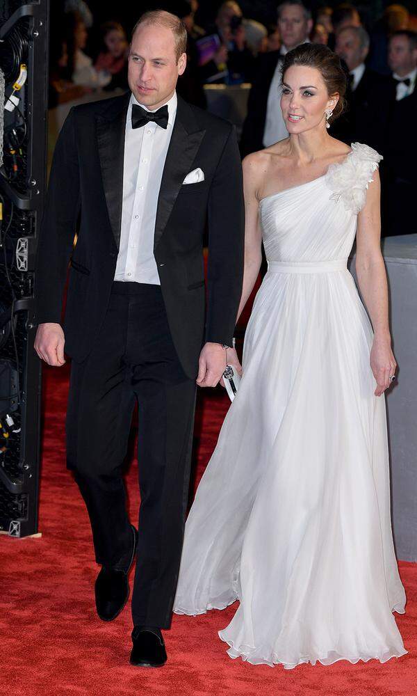 Royaler Aufputz bei den BAFTA-Awards in London: Herzogin Catherine und Prinz William schmissen sich als Ehrengäste der Veranstaltung (William ist der Präsident der Organisation) ordentlich in Schale. Kurz zum männlichen Part: William machte mit einem klassischen Smoking nichts falsch und mit samtigen Loafers an den Füßen alles richtig. Jetzt zur Dame an seiner Seite: Kate zeigte in einem weißen One-Shoulder-Griechische Göttinnen-Kleid von Alexander McQueen, dass sie durchaus auch für den Mode-Olymp geschaffen ist. Eine Glitzerspur hinterließ sie dank Funkel-Pumps von Jimmy Choo (Modell "Romy in Viola Glitter"). Die Clutch stammt ebenfalls von Alexander McQueen. Wahrlich königlich ihre Schmuckstücke an diesem Abend: Das Diamantarmband ist eine Leihgabe der Queen, der diamantene Ohrschmuck stammt aus dem Erbe von Prinzessin Diana.