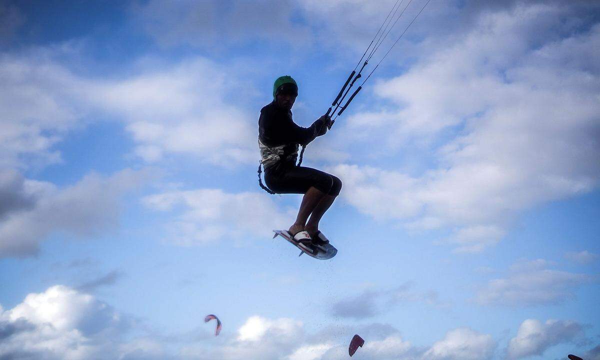 Kitesurfer zeigen in Südfrankreich ihre Künste.