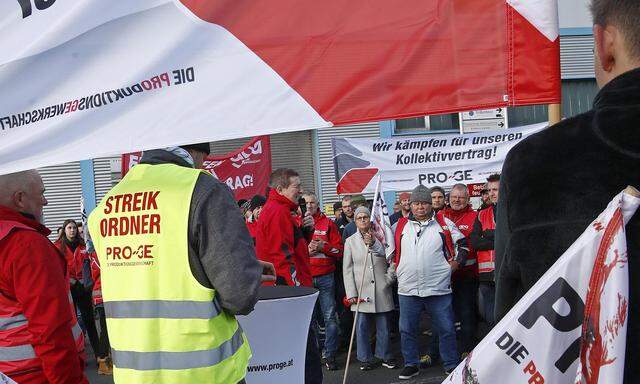 Ein Streik am Dienstag nach Abbruch der 6. Verhandlungsrunde der Metalltechnischen Industrie (FMTI) in Arnoldstein. 