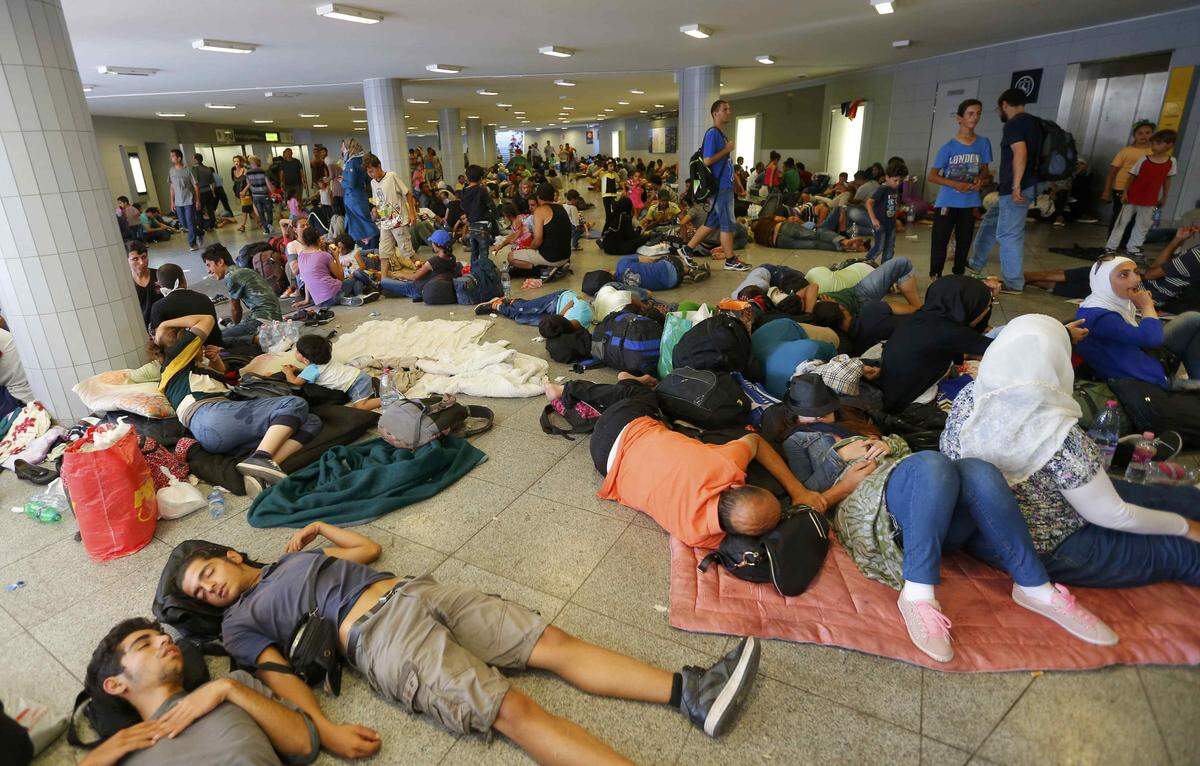 Denn das Chaos wird immer größer, kritisierten Mitarbeiter der Hilfsorganisation Migration Aid. Tausende Flüchtlinge verbrachten die Nacht zum Mittwoch unter schwierigsten Bedingungen in der Umgebung des Bahnhofs.