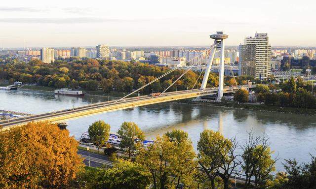 Über der Brücke des Slowakischen Nationalaufstandes schwebt ein Ufo – samt Gastronomie. 