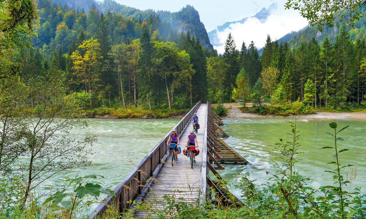 Der Radler ist eine nicht zu übersehende Größe in Österreichs Urlaubslandschaft. Laut einer Studie von Intersport 2018 radelt jeder Zweite in Österreich aktiv und regelmäßig, wobei das Mountainbike am beliebtesten ist – und das E-Bike auf dem Vormarsch. Laut „T-Mona" Österreich vom Sommer 2018 ist der durchschnittliche Radurlauber ein Deutscher, Österreicher oder Niederländer, ist durchschnittlich 48,9 Jahre alt und gibt am Tag 136  Euro aus. So haben sich die Touristiker österreichweit auf die Radler konzentriert, um diese starke Nachfrage abzudecken. Das bringt neue Angebote: Vom Ausbau der Radwege und Radhotels, vom Verleih bis zur geführten Expertentour. In der Steiermark (im Bild) sind die Flussradwege gefragt, aber nicht nur an an Mur und Enns, sondern auch an Raab, Mürz und Feistritz. Mountainbiken in den Bergen ist ohnedies ein Klassiker, die Weinland-Tour eine Runde von 400 Kilometern, wenn komplett. Radrouten: www.steiermark.com