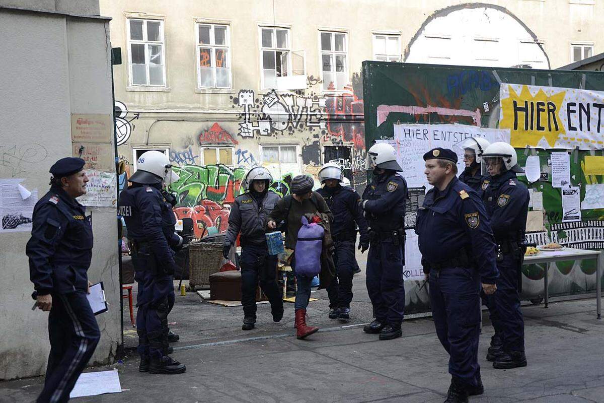 Während die einen schon von der Polizei aus dem Gebäude eskortiert wurden, skandierten andere versteckt hinter Vorhängen Kampfrufe wie "Heute Neubau, morgen ganz Wien".
