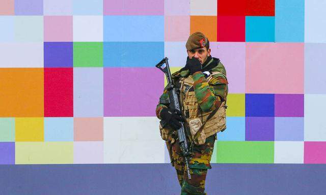 Europa in Alarmbereitschaft: Soldat auf einer Einkaufsstraße im Zentrum von Brüssel.