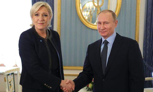 Im Präsidentschaftswahlkampf 2017 reiste Marine Le Pen noch eigens nach Moskau, um Wladimir Putin die Ehre zu erweisen.