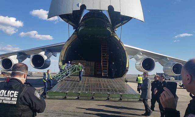 Ein russisches Transportflugzeug lädt Waren in New York aus. 