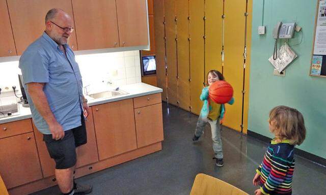 Spielte mit den Kindern des Autors Basketball: der Stationsaufseher.