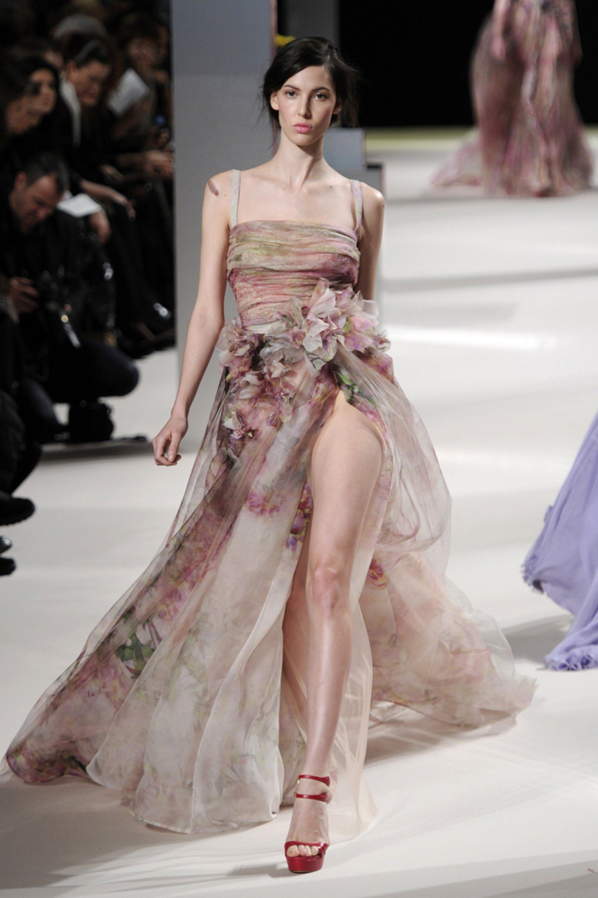 Aufwendig bestickt zeigt Eli Saab wieder makellos schöne Abendroben, die für die Ewigkeit gemacht sind.