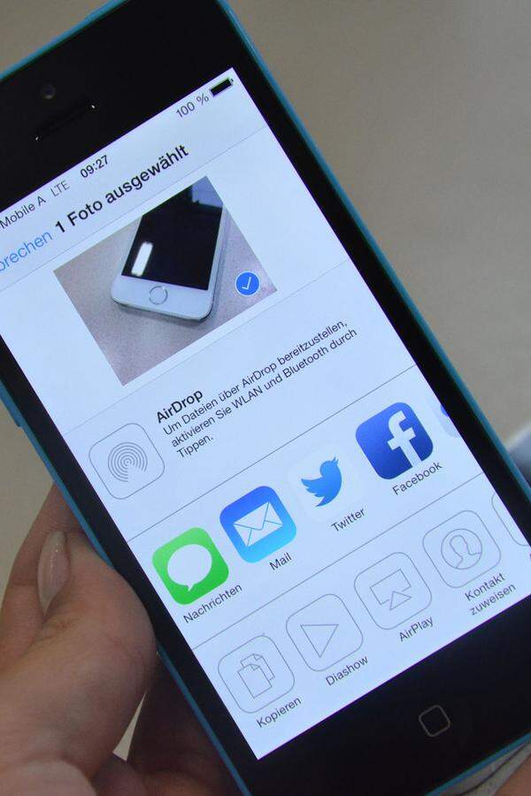 Die meisten übrigen Neuerungen stehen über iOS 7 auch älteren Geräten zur Verfügung. Zum Beispiel erweiterte Möglkichkeiten, Bilder zu teilen - inklusive einer Übertragung via WLAN bzw. Bluetooth auf andere iOS-Geräte (AirDrop).