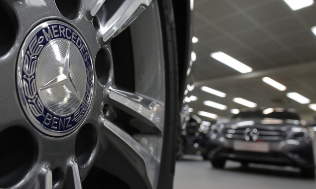 Mercedes in Nöten: Französische Käufer der Kompaktmodelle bekommen ein Auto ohne Nummerntafel.