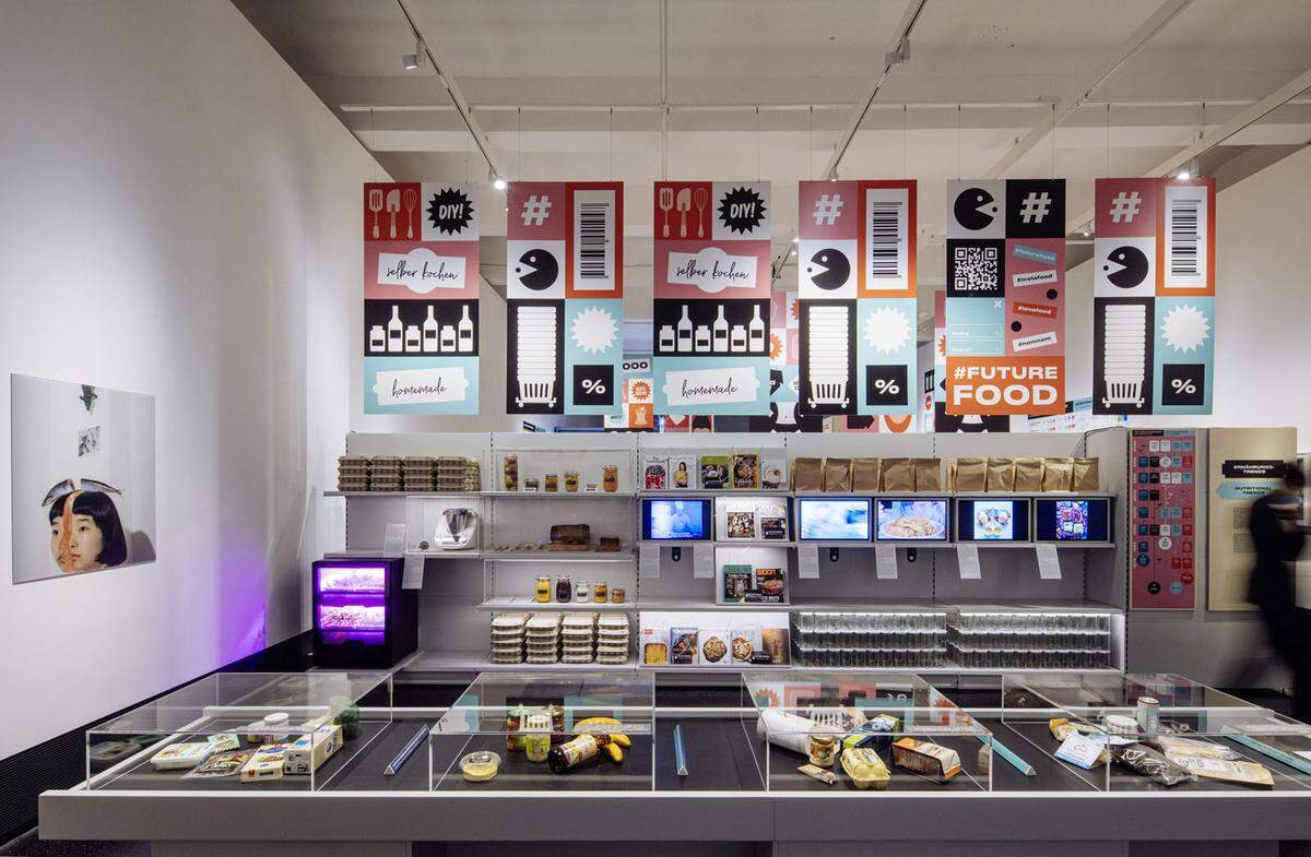 Museale Exponate wechseln sich mit interaktiven Medien, Videoinstallationen, wissenschaftlichen sowie künstlerischen Prototypen ab.