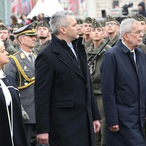 Archivbild vom Nationalfeiertag 2022: Verteidigungsministerin Tanner, Bundeskanzler Nehammer und Bundespräsident Van der Bellen am Heldenplatz in Wien.