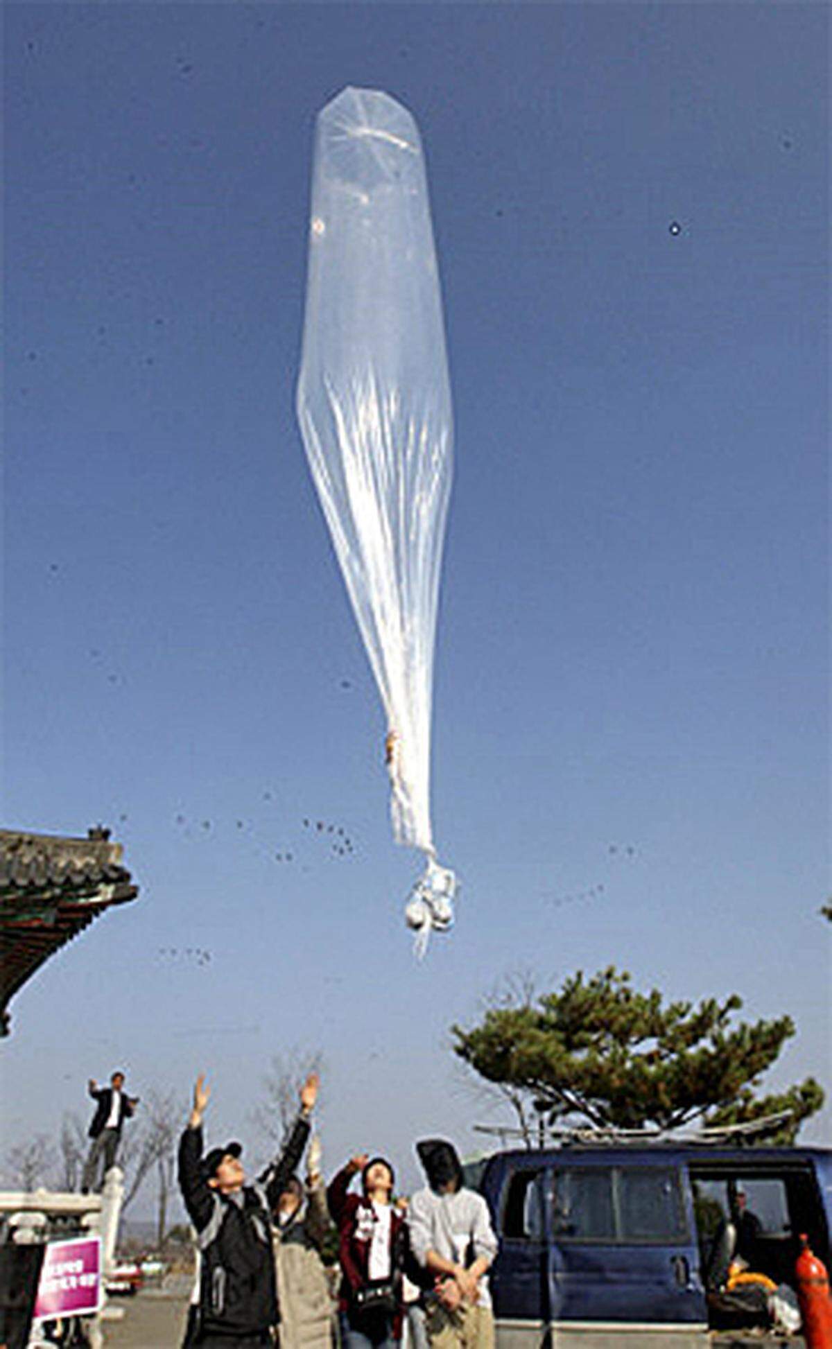 Eine kleine Gruppe von südkoreanischen Christen startete in Imjingak, 40 Kilometer nordwestlich von Seoul, einen Gasballon, mit dem 2500 Flugblätter Richtung Nordkorea getragen werden sollten.