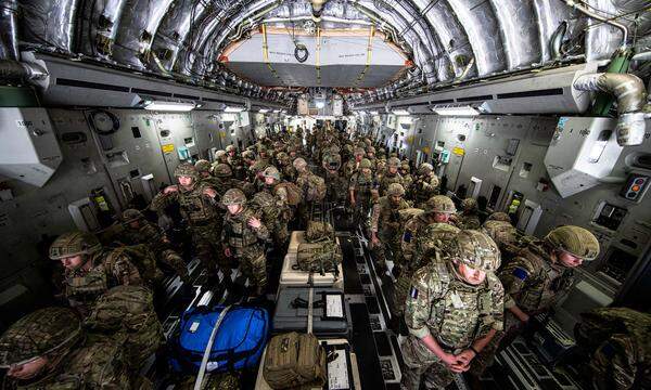 Ein Bild britischer Soldaten im Anflug auf Kabul. Sie sollen eine sichere Ausreise ihre Landsleute ermöglichen. Die Bemühungen vieler europäischer Länder laufen dazu gerade auf Hochtouren.