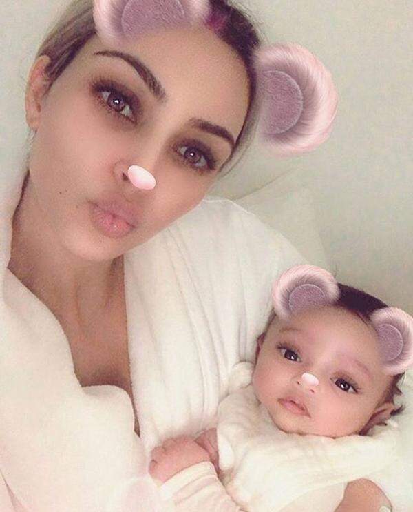 Der US-Fernsehstar Kim Kardeshian West ("Keeping Up with the Kardashians") hat kürzlich wiederum erstmals ein Foto ihrer jüngsten Tochter veröffentlicht. "Baby Chicago" schrieb die dreifache Mutter darunter. Per Filter setzte Kardashian West sich und ihrer Tochter zwei rosa Ohren und eine rosa Nase auf.