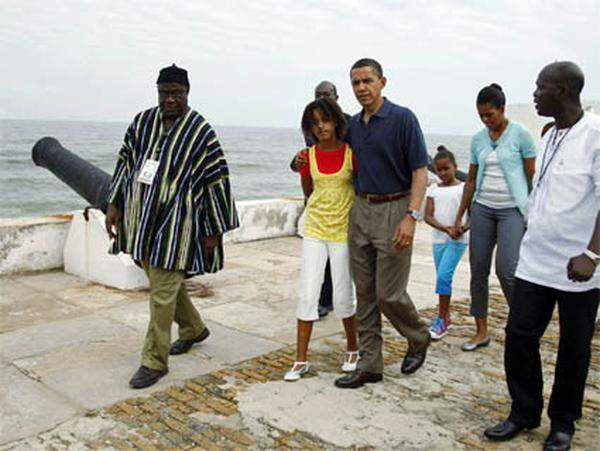 Zum Abschluss seines Staatsbesuchs besuchte Obama gemeinsam mit seiner Familie die Festung Cape Coast, von wo aus einst tausende Sklaven nach Europa und Amerika verschleppt worden waren. Als Afro-Amerikaner hätten er und seine Familie gespürt, wie sehr das Fort ein "Ort tiefster Traurigkeit" gewesen sei, sagte Obama. Gleichzeitig aber sei es der Ort gewesen, an dem ein großer Teil "afro-amerikanischer Erfahrung" begonnen habe. Angesichts der Erfolge beim Kampf gegen die Sklaverei und für die Bürgerrechte aller stehe der Ort deshalb auch als Beweis dafür, dass es möglich sei die Geschichte zu überwinden, "so traurig sie auch immer sein mag".